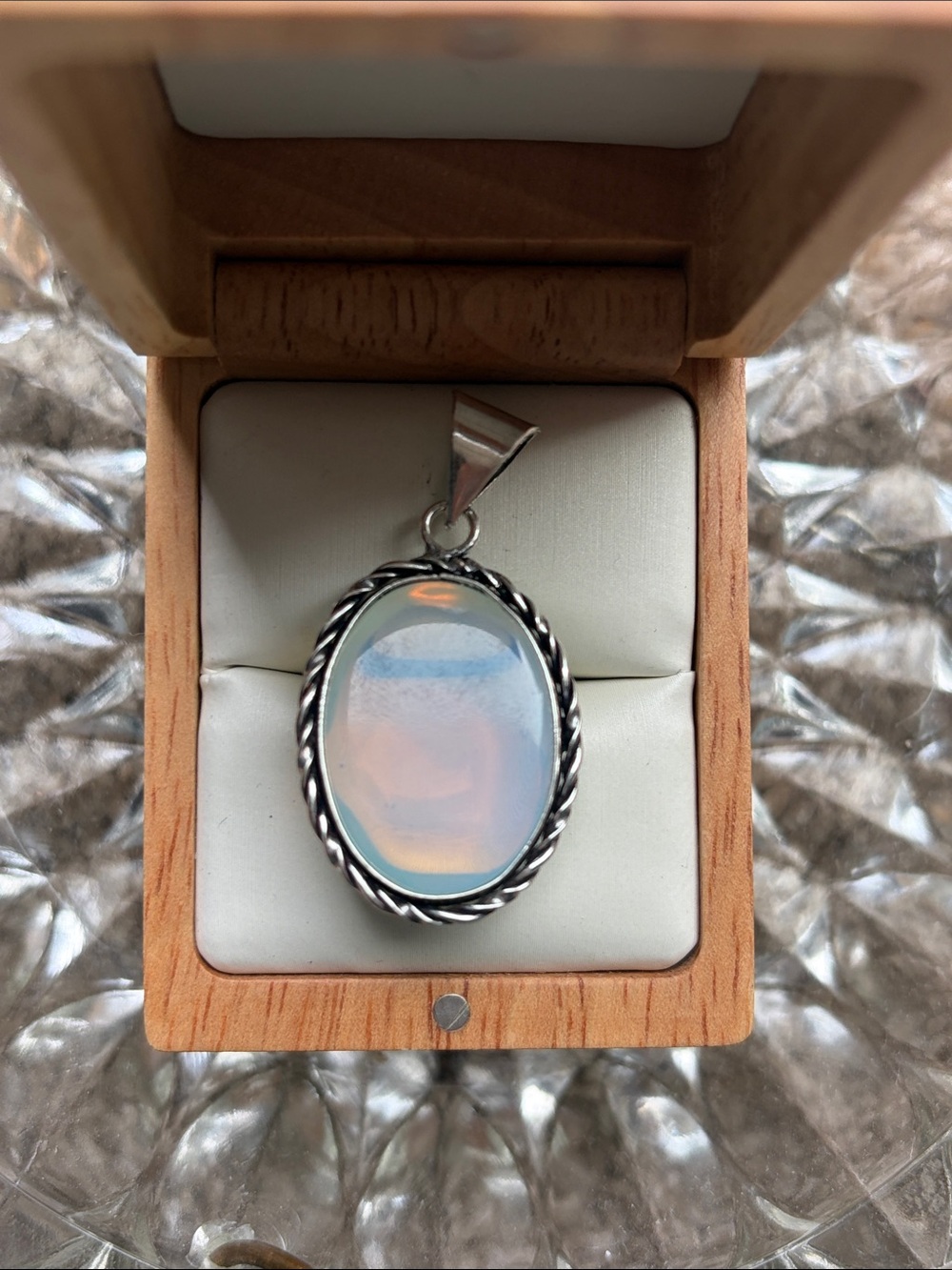 Opalite Oval Pendant Necklace with a twisted frame Stamped 925 sterling silver. - Picture 3 of 4